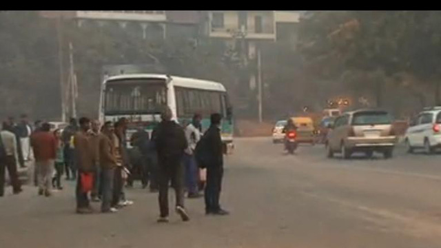 Bị cảnh sát bắt vì đi tất quá thối lên xe buýt