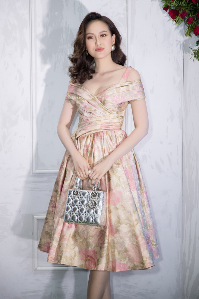 Bao nhiêu Hoa hậu hội tụ trên thảm đỏ sự kiện thời trang, nổi nhất vẫn là Phạm Hương và Đỗ Mỹ Linh