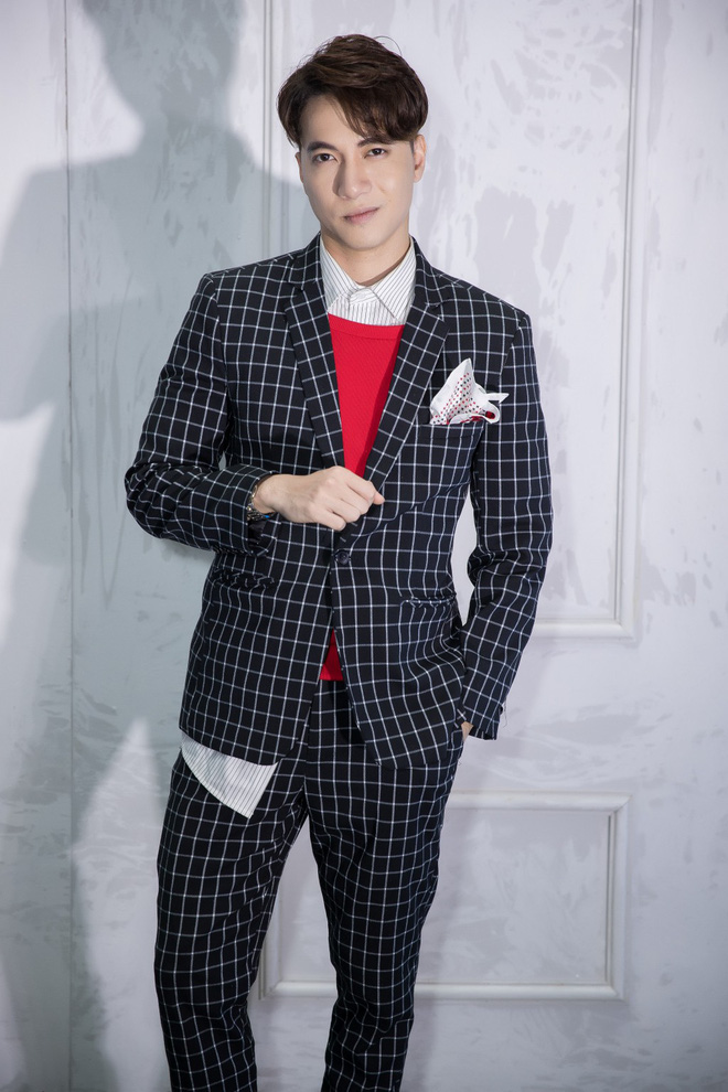 Bao nhiêu Hoa hậu hội tụ trên thảm đỏ sự kiện thời trang, nổi nhất vẫn là Phạm Hương và Đỗ Mỹ Linh