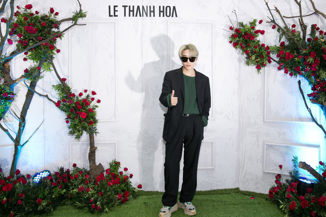 Bao nhiêu Hoa hậu hội tụ trên thảm đỏ sự kiện thời trang, nổi nhất vẫn là Phạm Hương và Đỗ Mỹ Linh