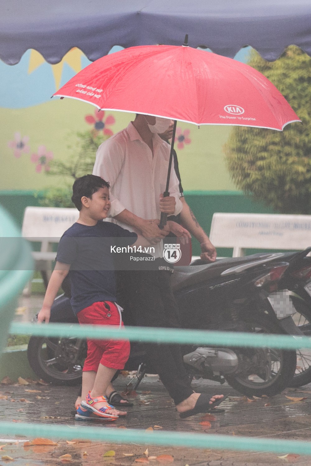 Im lặng giữa tâm bão scandal, Trương Quỳnh Anh ở nhà chờ Tim đón con trai đi học về