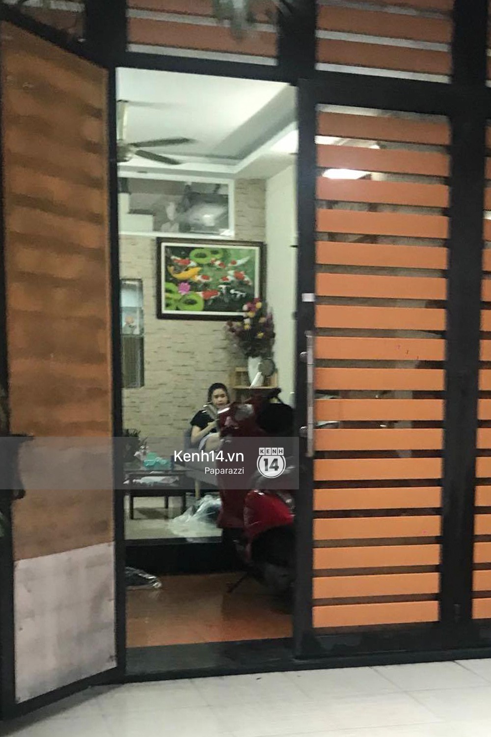 Im lặng giữa tâm bão scandal, Trương Quỳnh Anh ở nhà chờ Tim đón con trai đi học về