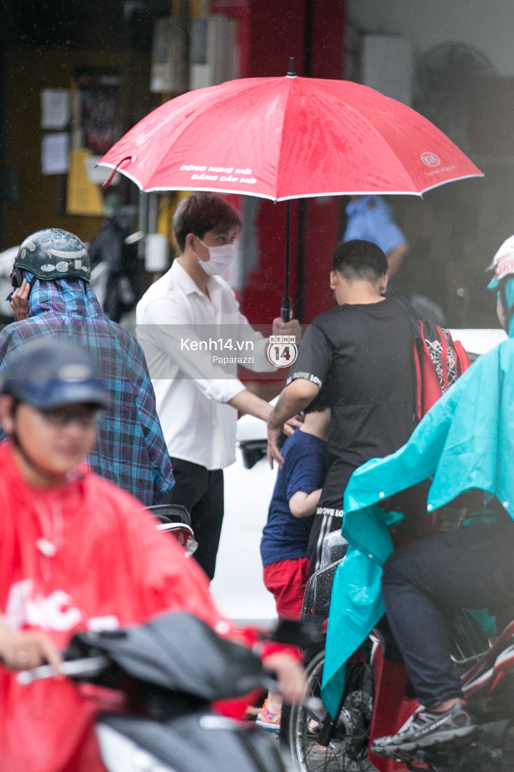 Im lặng giữa tâm bão scandal, Trương Quỳnh Anh ở nhà chờ Tim đón con trai đi học về