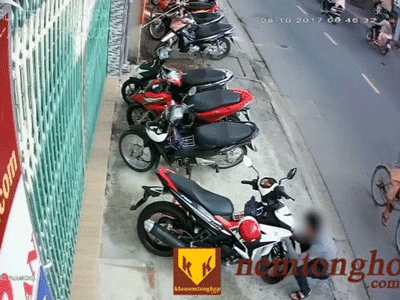 Thản nhiên đóng giả nhân viên giữ xe rồi trộm luôn xe máy của khách trong chớp mắt
