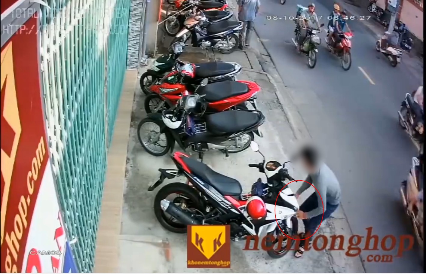 Thản nhiên đóng giả nhân viên giữ xe rồi trộm luôn xe máy của khách trong chớp mắt