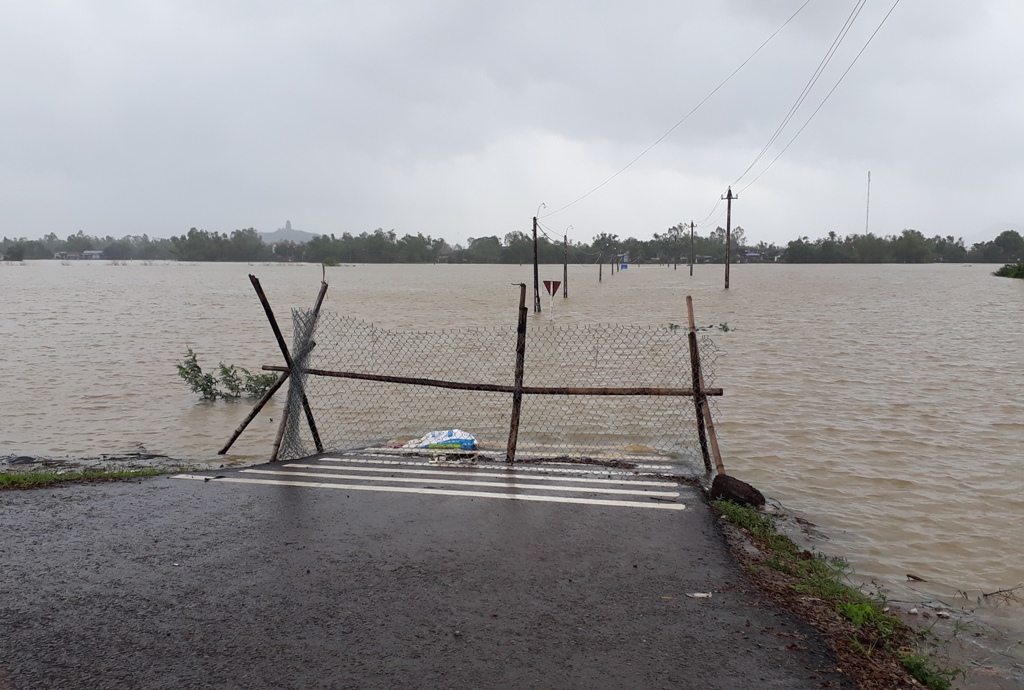 Hàng trăm người tìm kiếm trưởng thôn bị lũ cuốn