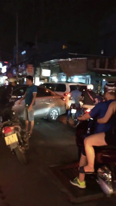 Clip: Lỡ va chạm với ô tô, nam thanh niên phải quỳ gối đủ 3 lần để xin tha?