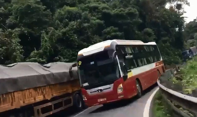 Suýt chết vì xe Thành Bưởi vượt ẩu trên đèo Bảo Lộc