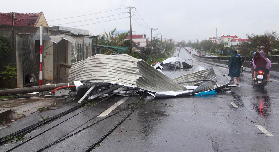 Mất điện, người dân Khánh Hòa sống trong màn đêm sau bão số 12