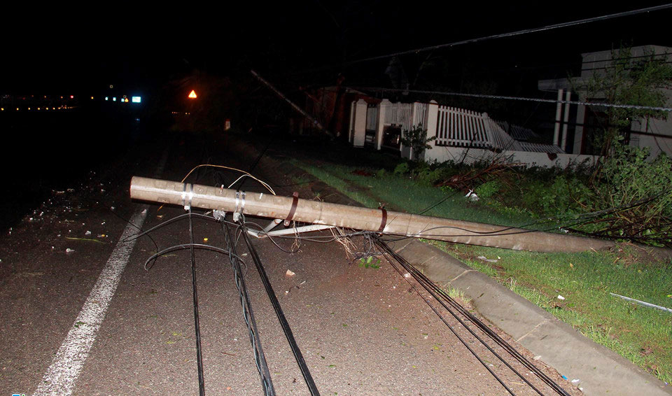 Mất điện, người dân Khánh Hòa sống trong màn đêm sau bão số 12