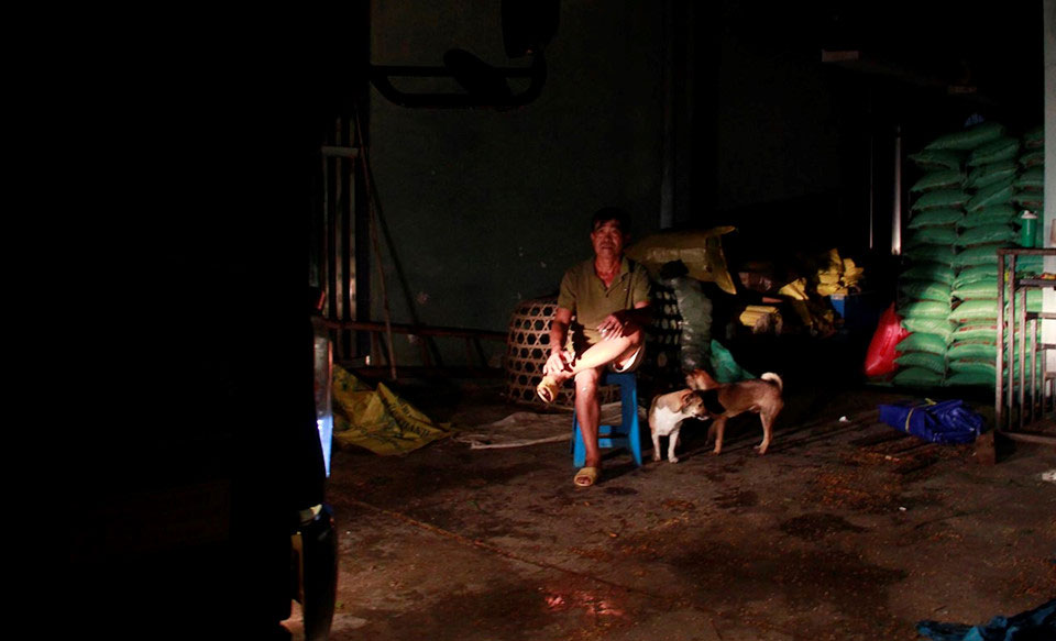 Mất điện, người dân Khánh Hòa sống trong màn đêm sau bão số 12