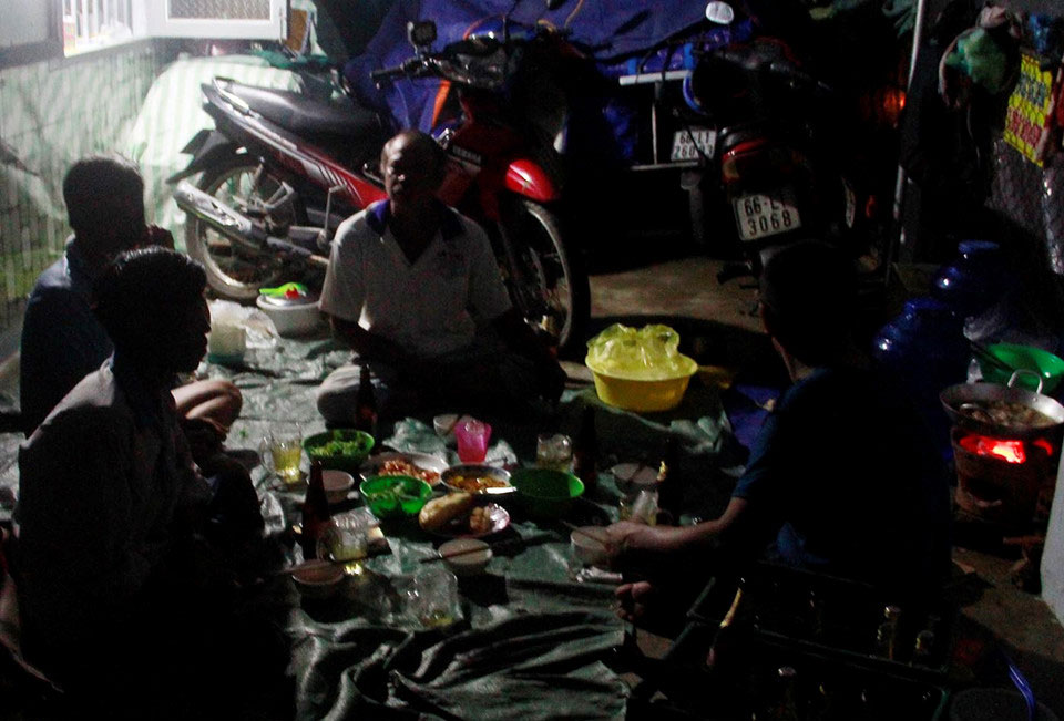 Mất điện, người dân Khánh Hòa sống trong màn đêm sau bão số 12