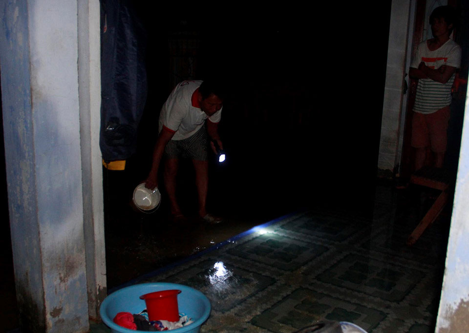 Mất điện, người dân Khánh Hòa sống trong màn đêm sau bão số 12