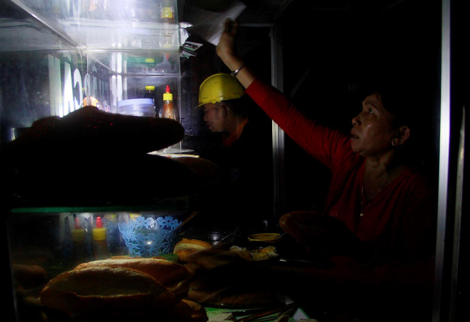 Mất điện, người dân Khánh Hòa sống trong màn đêm sau bão số 12