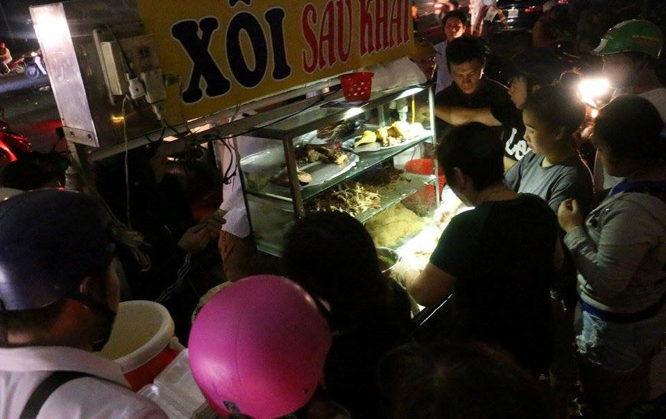 Mất điện, người dân Khánh Hòa sống trong màn đêm sau bão số 12