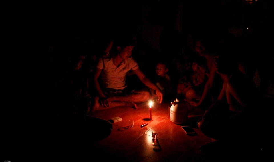 Mất điện, người dân Khánh Hòa sống trong màn đêm sau bão số 12