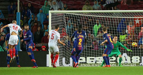 Chân gỗ Alcacer lập cú đúp, Barca nâng cách biệt với Real lên 11 điểm