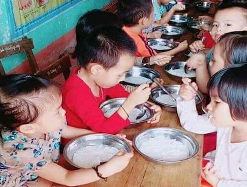 Phụ huynh phản ánh suất ăn 15.000 đồng của trẻ mầm non nghèo nàn