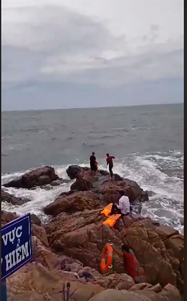 Ra mỏm đá trước biển chụp ảnh cưới, cô dâu bị sóng cuốn trôi, chú rể ngồi im nhìn người khác cứu