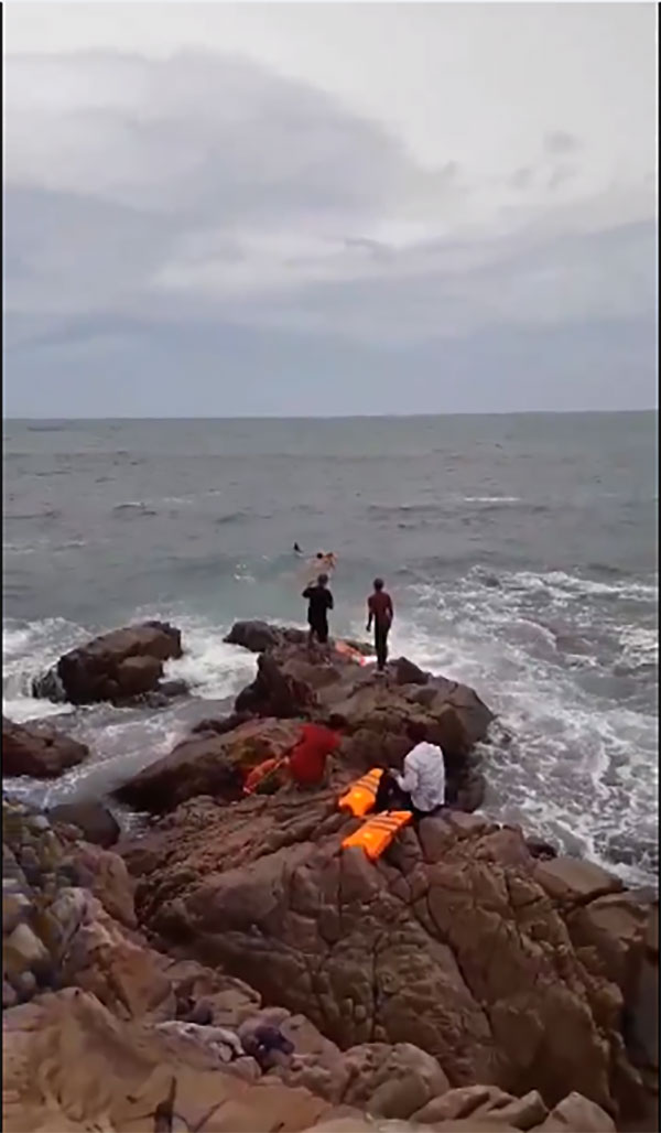 Ra mỏm đá trước biển chụp ảnh cưới, cô dâu bị sóng cuốn trôi, chú rể ngồi im nhìn người khác cứu