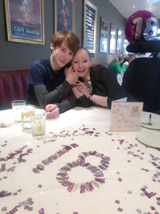 Cô bé tuổi teen suốt 3 năm chỉ có thể nếm thức ăn rồi... nhổ