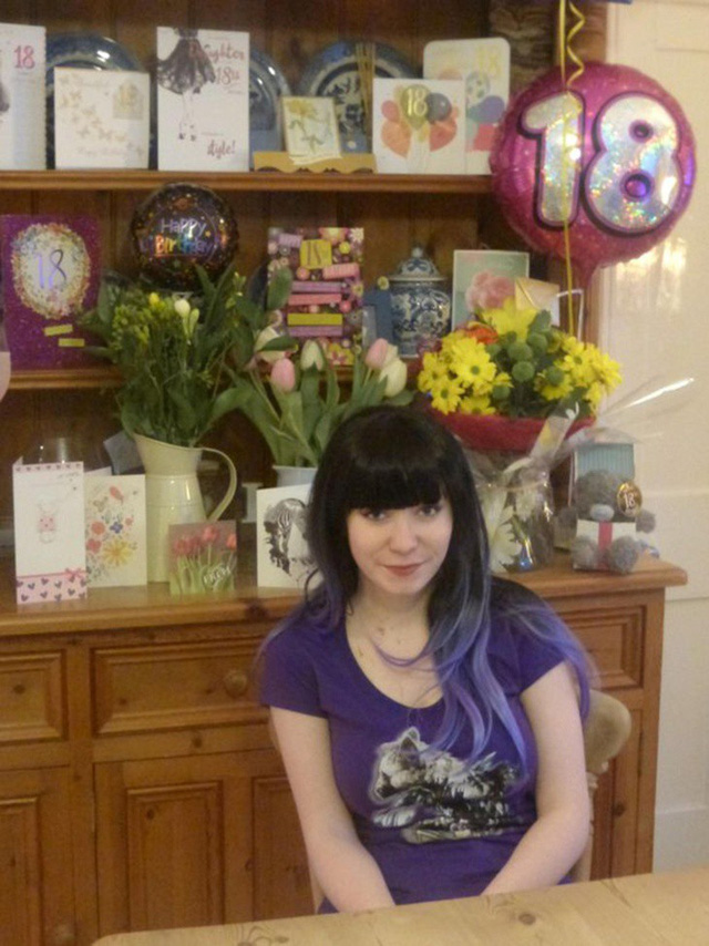 Cô bé tuổi teen suốt 3 năm chỉ có thể nếm thức ăn rồi... nhổ