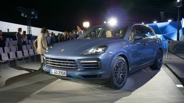 Cho doanh nghiệp tạm nhập hai xe sang để trưng bày lễ kỷ niệm