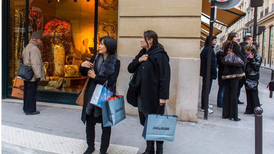 40 du khách Trung Quốc bị cướp xịt hơi cay tại Paris