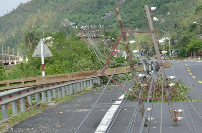 Đèo Cả sạt lở, đường sắt Bắc - Nam bị gián đoạn