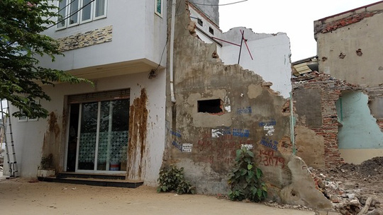 Ba hộ dân bị khủng bố bằng bom bẩn