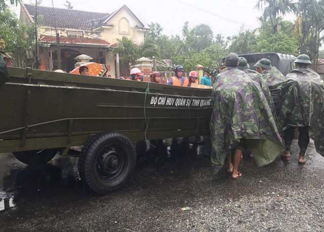 Quảng Ngãi: Lũ tràn qua cầu sông Rin, huyện Sơn Tây bị cô lập Quảng Ngãi: Lũ tràn qua cầu sông Rin, huyện Sơn Tây bị cô lập