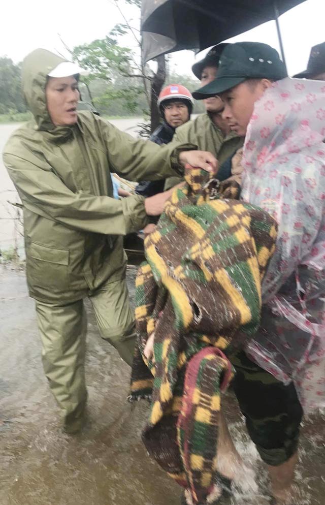 Quảng Ngãi: Lũ tràn qua cầu sông Rin, huyện Sơn Tây bị cô lập