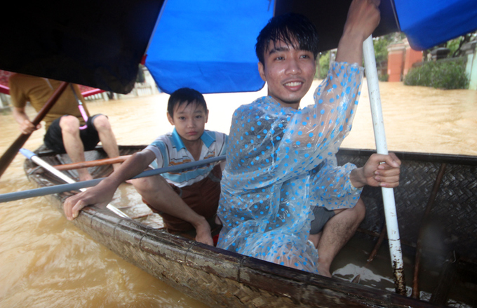 Người dân Quảng Nam đưa heo, bò chạy lũ