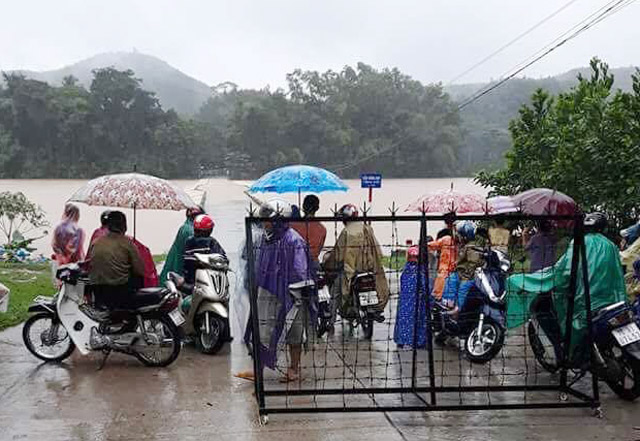 Quảng Ngãi: Lũ tràn qua cầu sông Rin, huyện Sơn Tây bị cô lập