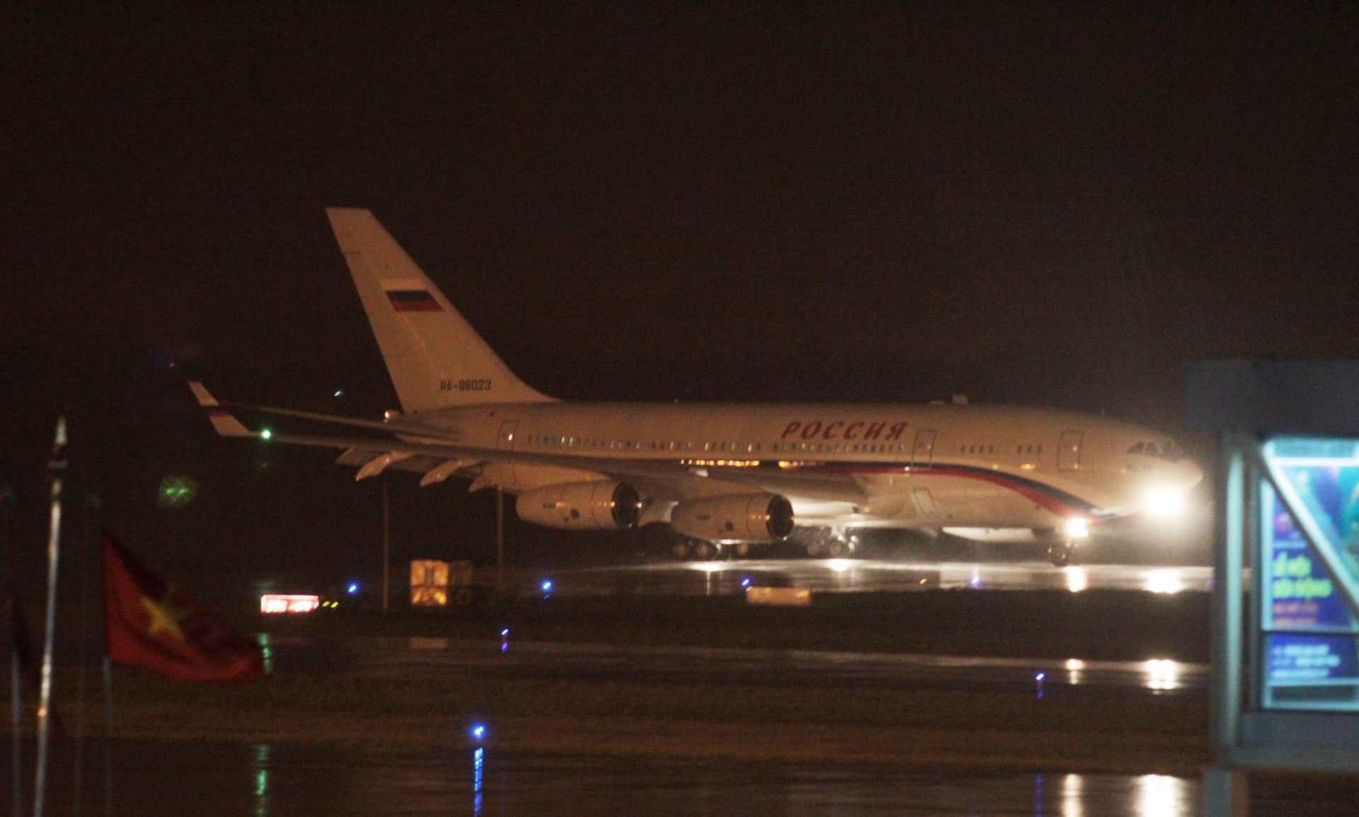 Nhận diện chuyên cơ Nga đáp xuống Đà Nẵng trong đêm mưa