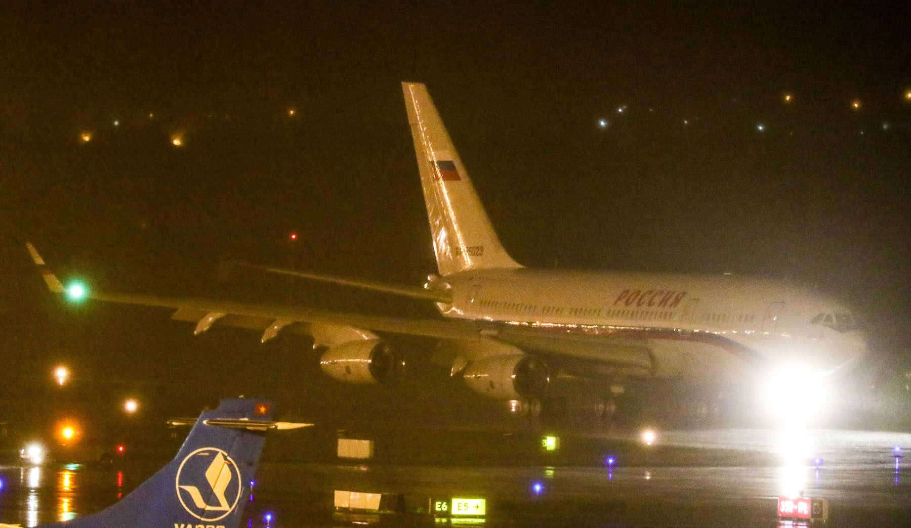 Nhận diện chuyên cơ Nga đáp xuống Đà Nẵng trong đêm mưa