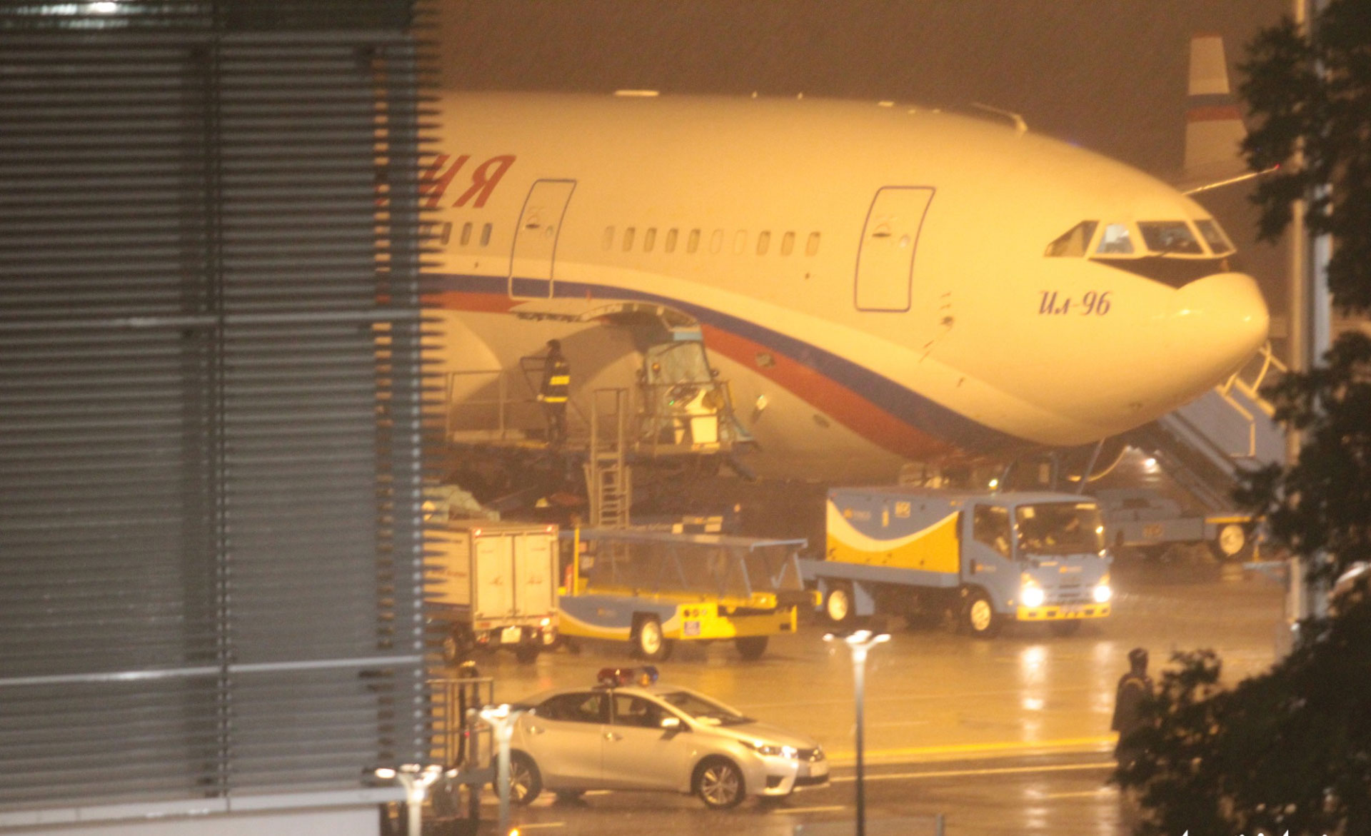 Nhận diện chuyên cơ Nga đáp xuống Đà Nẵng trong đêm mưa