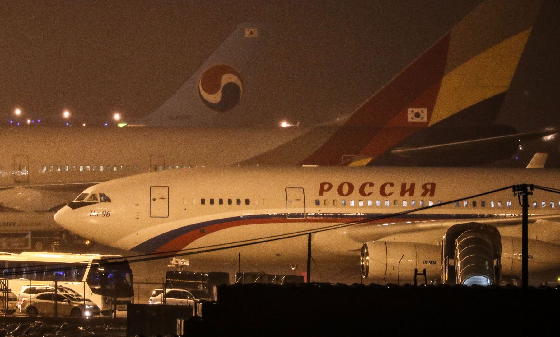 Nhận diện chuyên cơ Nga đáp xuống Đà Nẵng trong đêm mưa