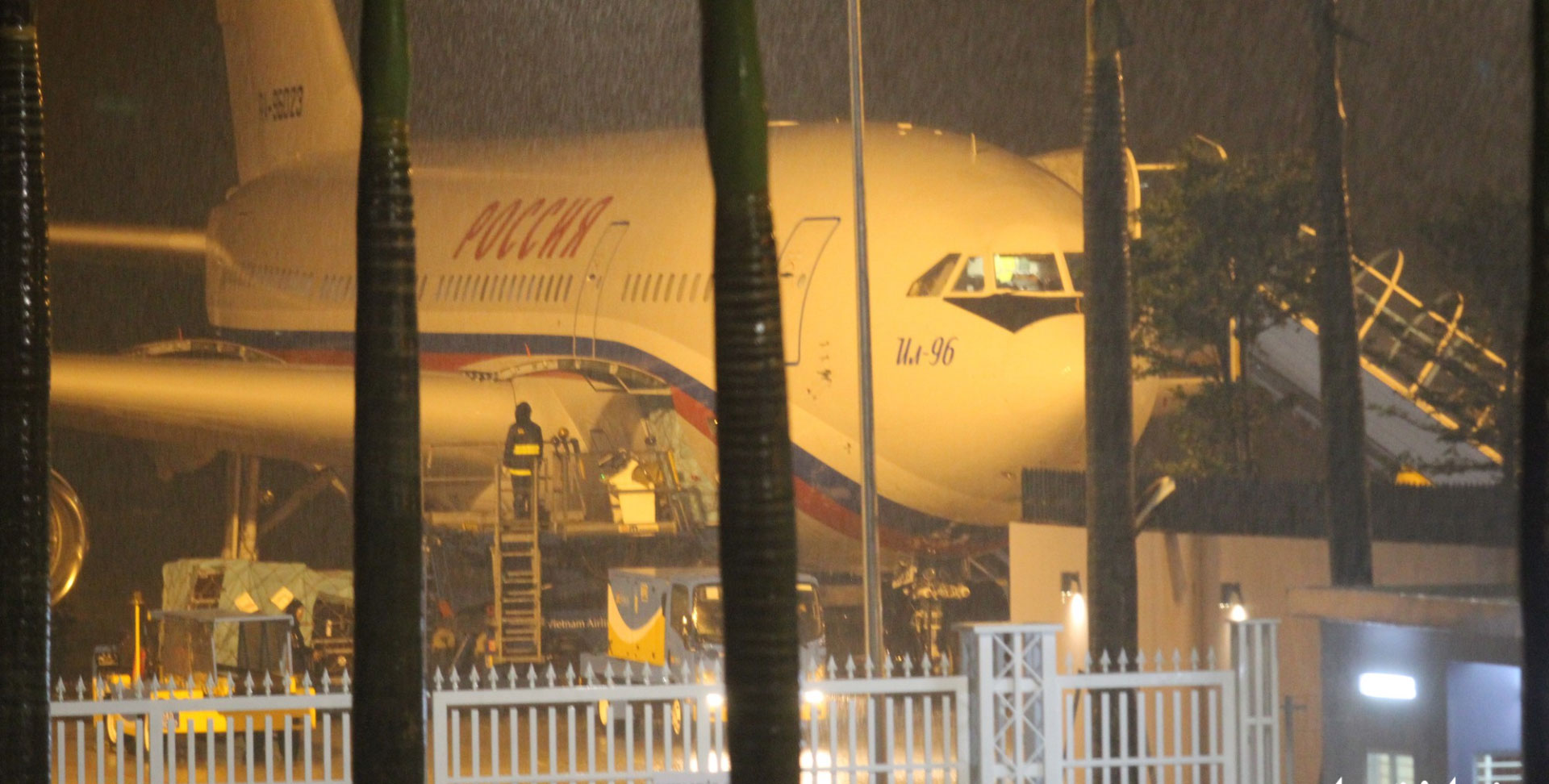 Nhận diện chuyên cơ Nga đáp xuống Đà Nẵng trong đêm mưa