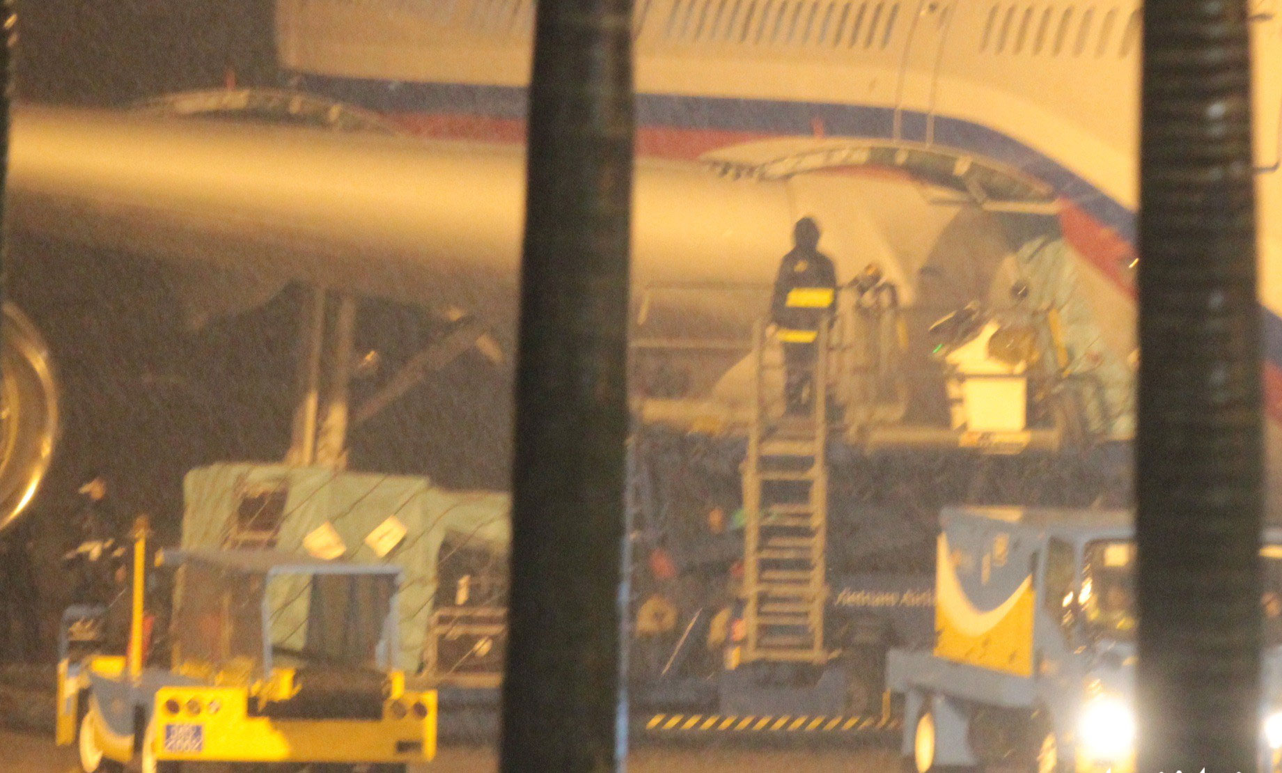 Nhận diện chuyên cơ Nga đáp xuống Đà Nẵng trong đêm mưa