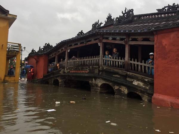 Miền Trung ngập sâu, giao thông tê liệt sau bão Damrey