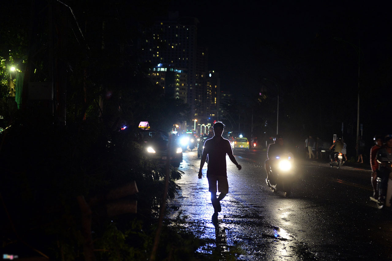 Nha Trang đêm đảo lộn sau trận bão lịch sử