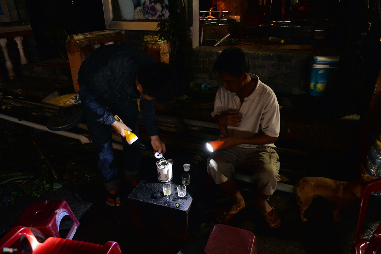 Nha Trang đêm đảo lộn sau trận bão lịch sử