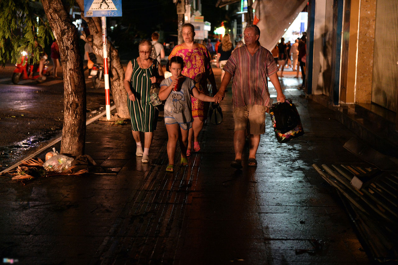 Nha Trang đêm đảo lộn sau trận bão lịch sử