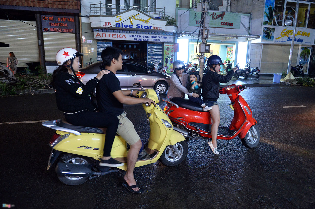 Nha Trang đêm đảo lộn sau trận bão lịch sử