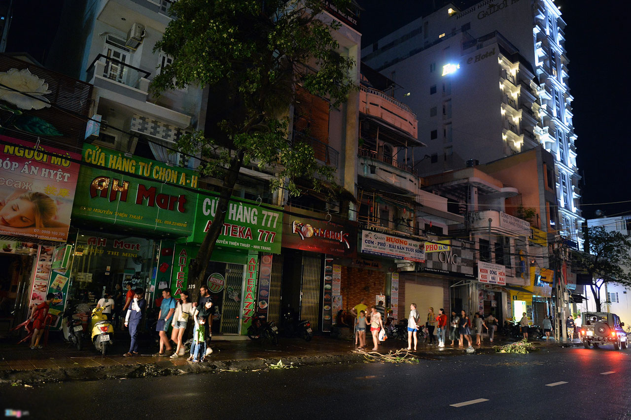 Nha Trang đêm đảo lộn sau trận bão lịch sử