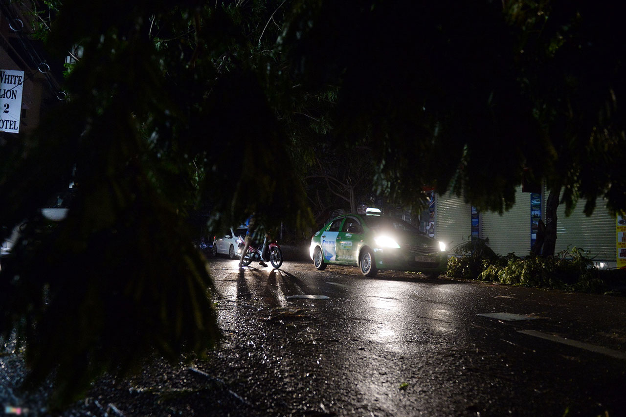 Nha Trang đêm đảo lộn sau trận bão lịch sử