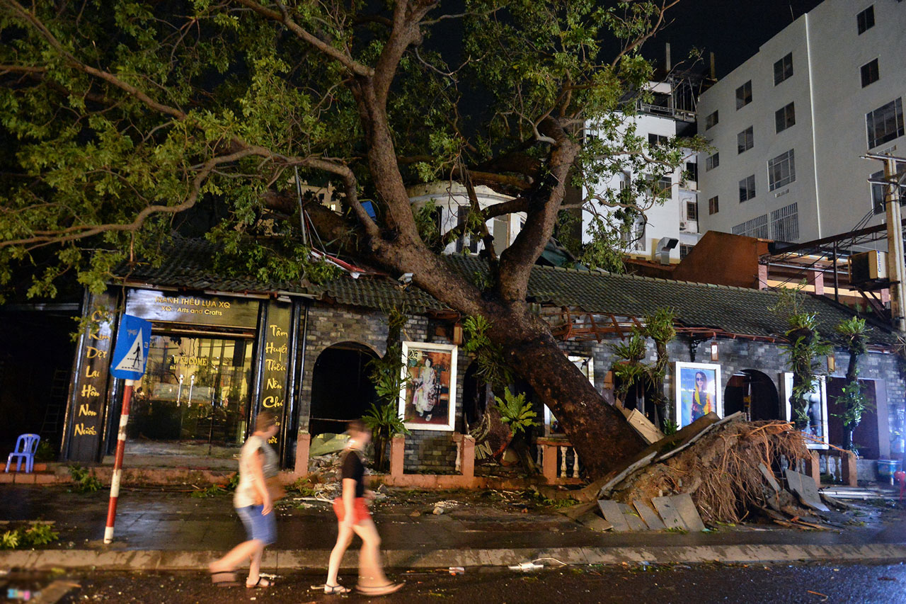 Nha Trang đêm đảo lộn sau trận bão lịch sử