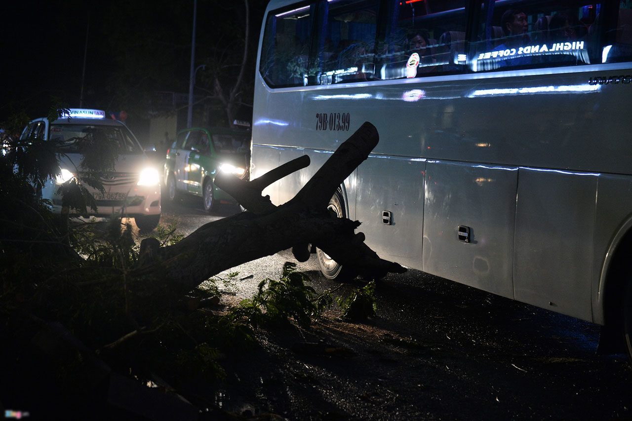 Nha Trang đêm đảo lộn sau trận bão lịch sử