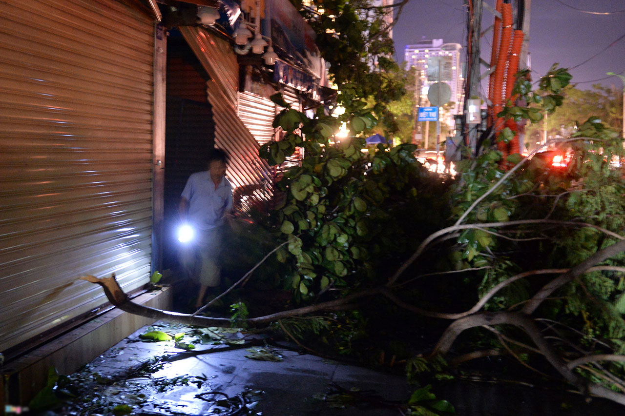 Nha Trang đêm đảo lộn sau trận bão lịch sử